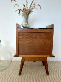 Chevet vintage en chêne à pieds compas plateau en verre noir-50s 60s