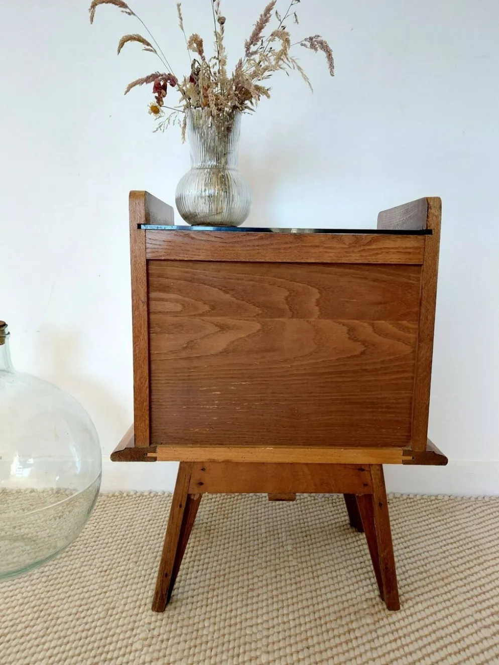 Chevet vintage en chêne à pieds compas plateau en verre noir-50s 60s