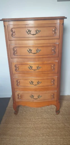 Chiffonnier / commode en merisier style louis xv
