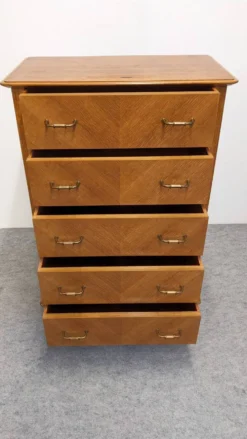 Chiffonnier ou commode haute moderniste en chêne blond, France vers 1950