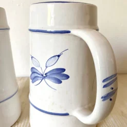Chopes à bière fleuries en faïence