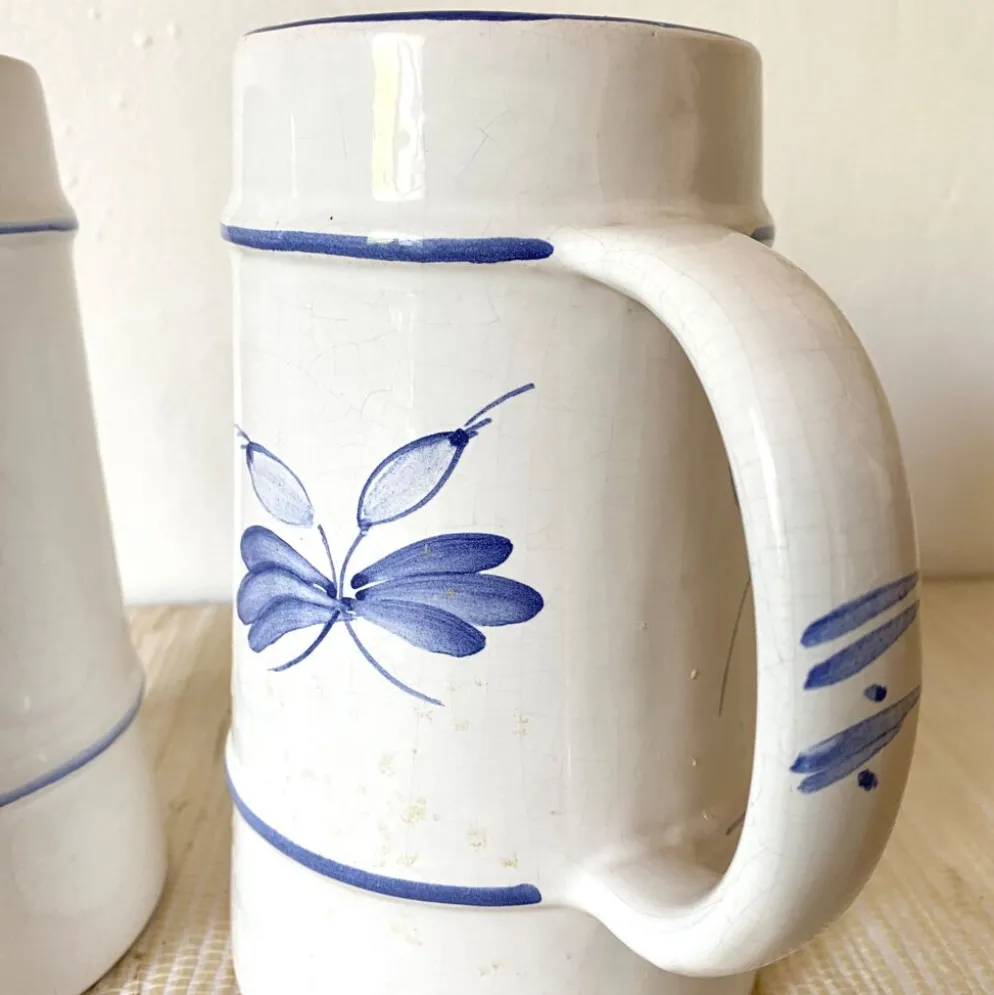 Chopes à bière fleuries en faïence