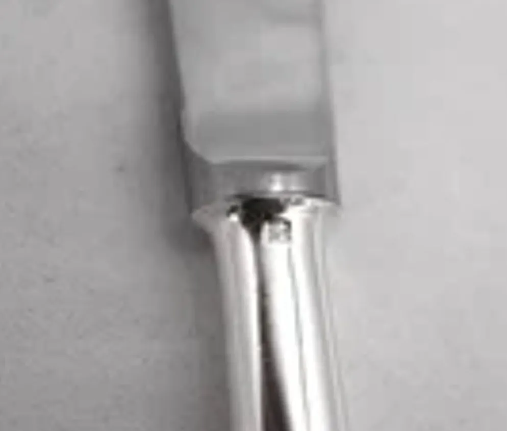 Christofle Baguette, 12 couteaux à entremets, dessert, fromage en parfait état.