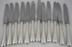 Christofle Baguette, 12 couteaux à entremets, dessert, fromage en parfait état.