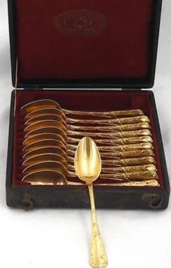 Christofle Chrysanthème doré, 12 cuillères à moka, café, 12,3 cm, monogramme BP.