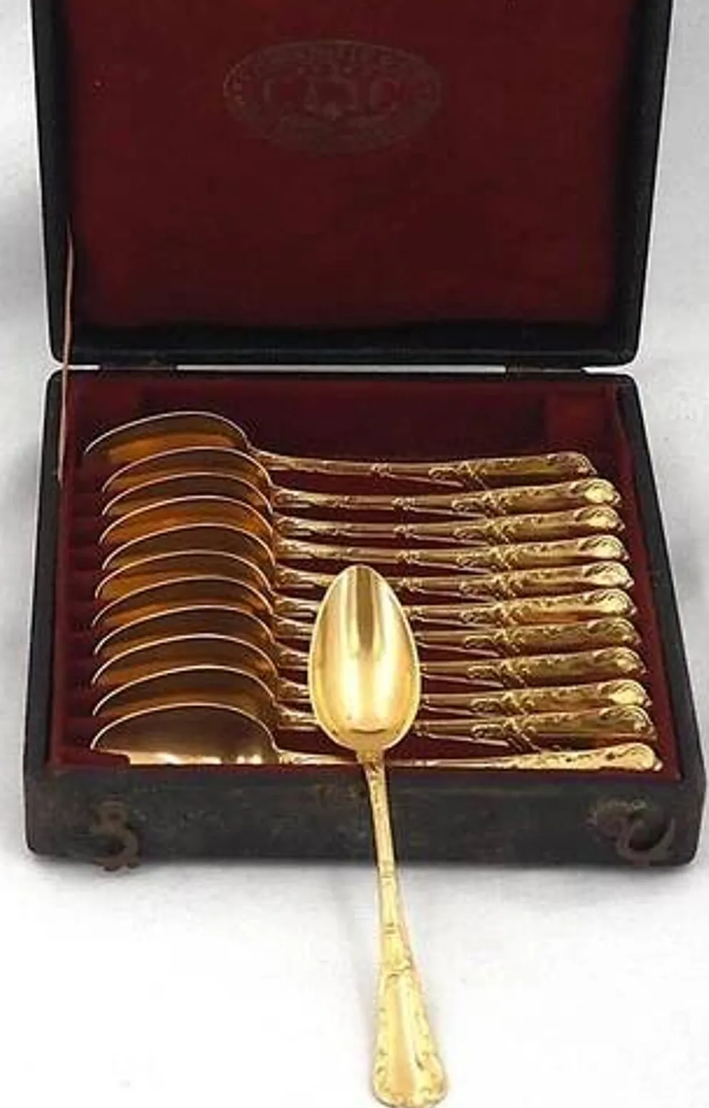 Christofle Chrysanthème doré, 12 cuillères à moka, café, 12,3 cm, monogramme BP.