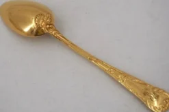 Christofle Chrysanthème doré, 12 cuillères à moka, café, 12,3 cm, monogramme BP.