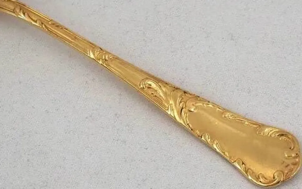 Christofle Chrysanthème doré, 12 cuillères à moka, café, 12,3 cm, monogramme BP.