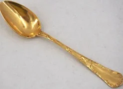 Christofle Chrysanthème doré, 12 cuillères à moka, café, 12,3 cm, monogramme BP.