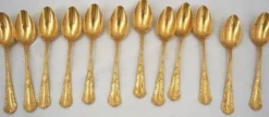 Christofle Chrysanthème doré, 12 cuillères à moka, café, 12,3 cm, monogramme BP.