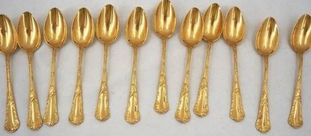Christofle Chrysanthème doré, 12 cuillères à moka, café, 12,3 cm, monogramme BP.