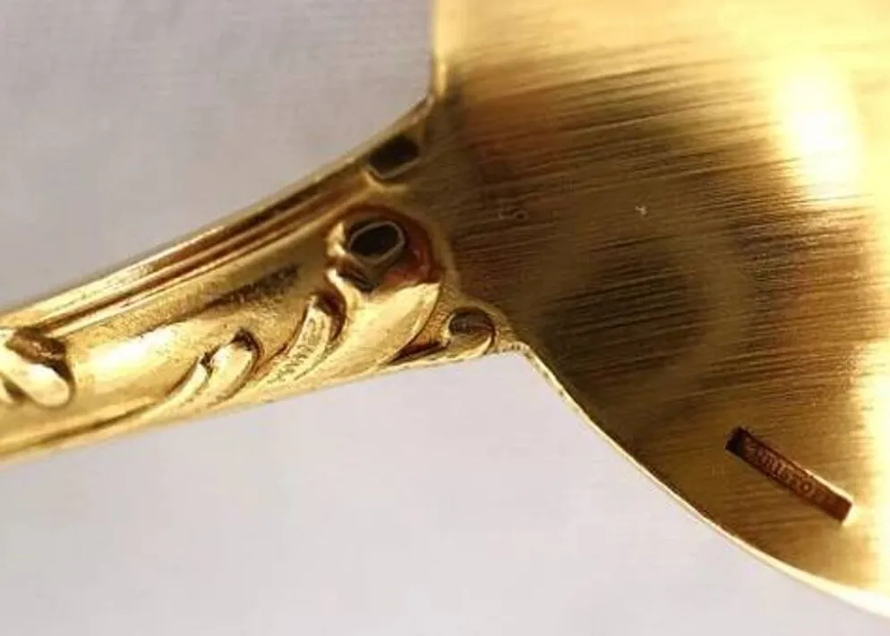 Christofle Chrysanthème doré, 12 cuillères à moka, café, 12,3 cm, monogramme BP.