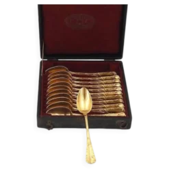 Christofle Chrysanthème doré, 12 cuillères à moka, café, 12,3 cm, monogramme BP.
