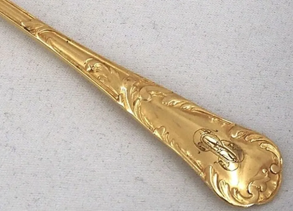 Christofle Chrysanthème doré, 12 cuillères à moka, café, 12,3 cm, monogramme BP.