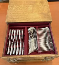 Christofle marly ménagère 140 pièce avec argentier chêne