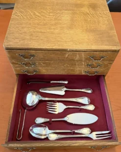 Christofle marly ménagère 140 pièce avec argentier chêne