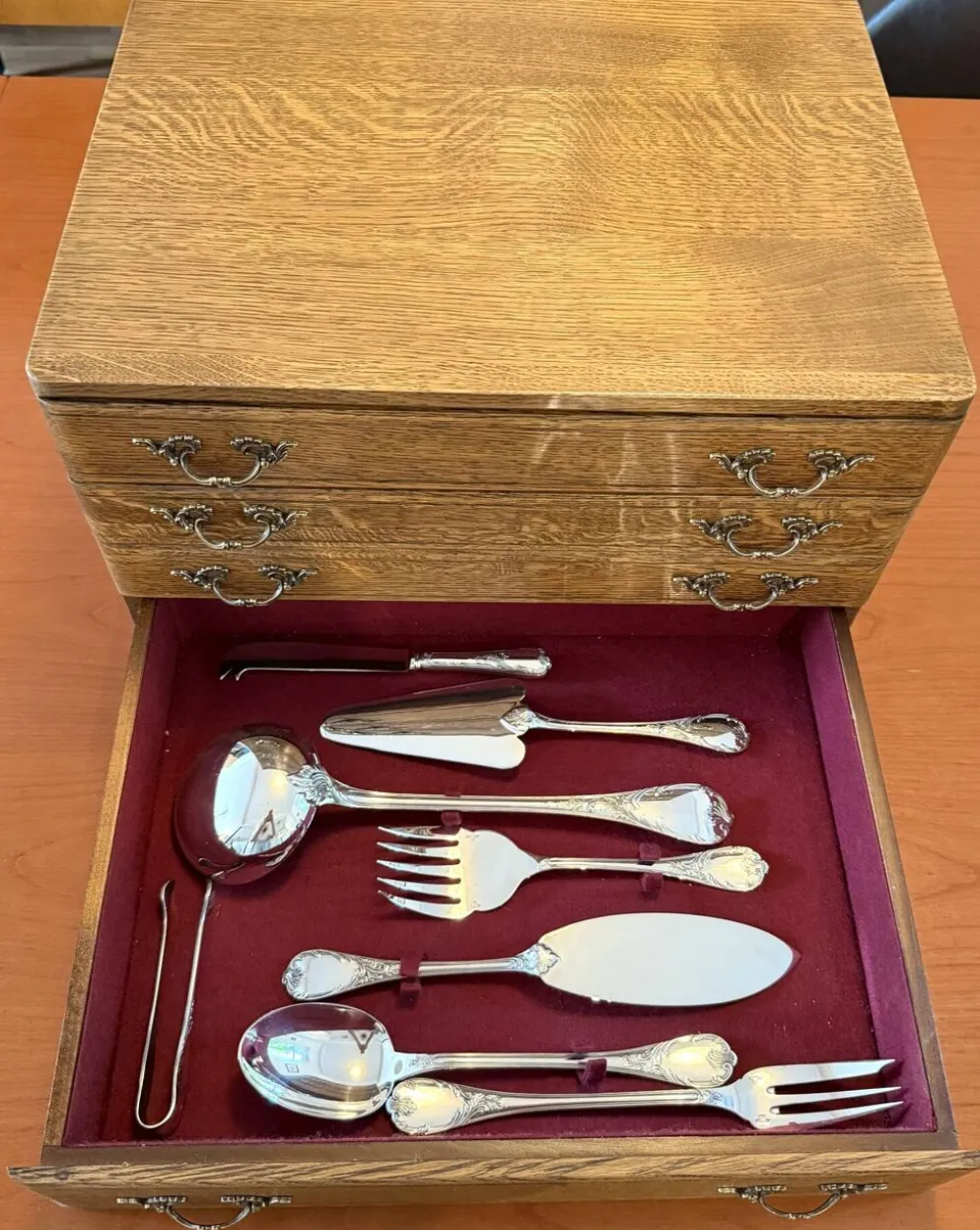 Christofle marly ménagère 140 pièce avec argentier chêne