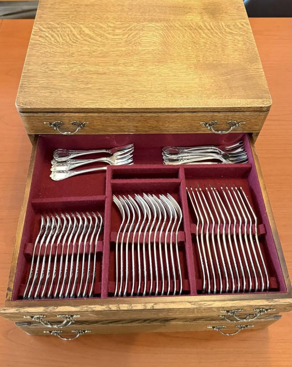 Christofle marly ménagère 140 pièce avec argentier chêne