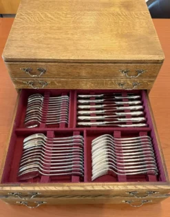 Christofle marly ménagère 140 pièce avec argentier chêne