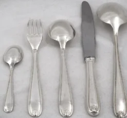 Christofle Marot, ménagère 32 pièces pour 8 personnes, couteaux, métal argenté.
