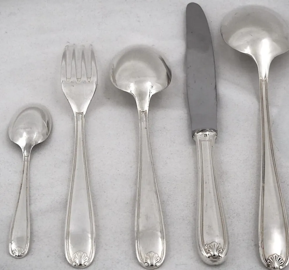 Christofle Marot, ménagère 32 pièces pour 8 personnes, couteaux, métal argenté.