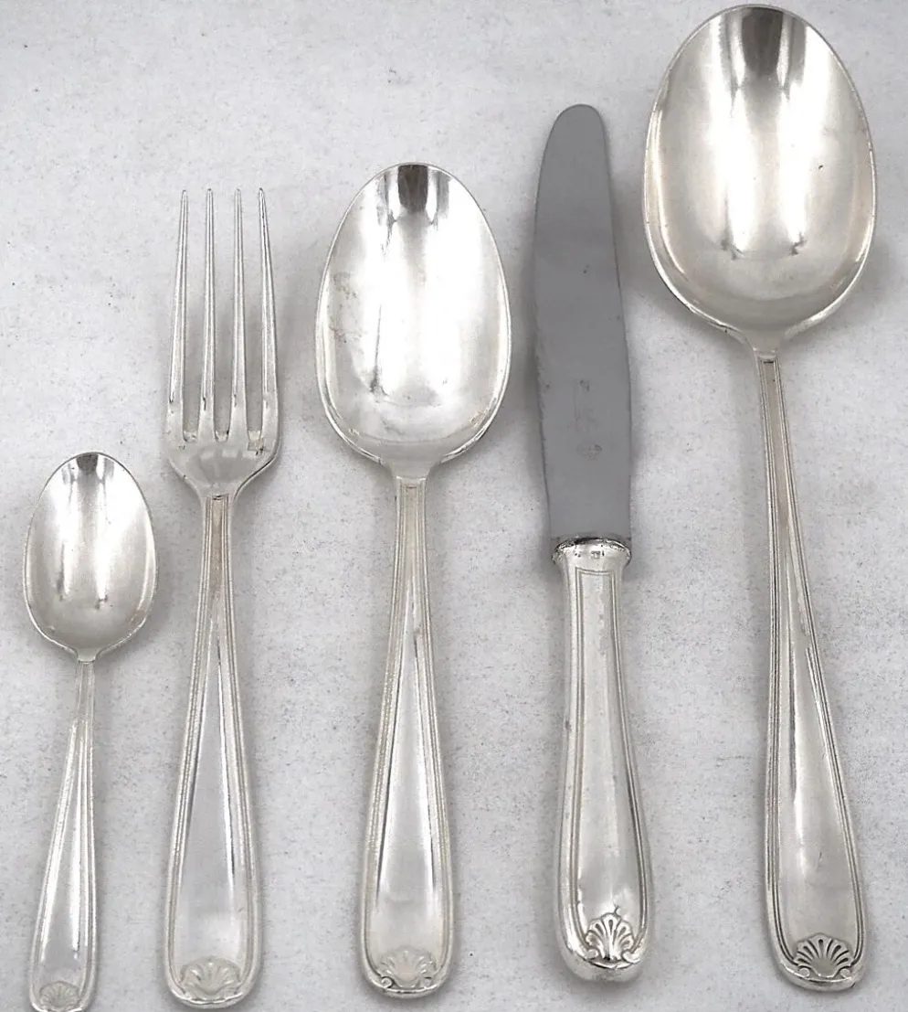 Christofle Marot, ménagère 32 pièces pour 8 personnes, couteaux, métal argenté.