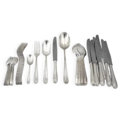 Christofle Marot, ménagère 32 pièces pour 8 personnes, couteaux, métal argenté.