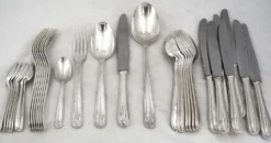 Christofle Marot, ménagère 32 pièces pour 8 personnes, couteaux, métal argenté.
