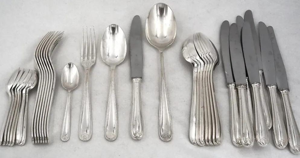 Christofle Marot, ménagère 32 pièces pour 8 personnes, couteaux, métal argenté.