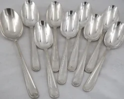 Christofle Marot, ménagère 32 pièces pour 8 personnes, couteaux, métal argenté.