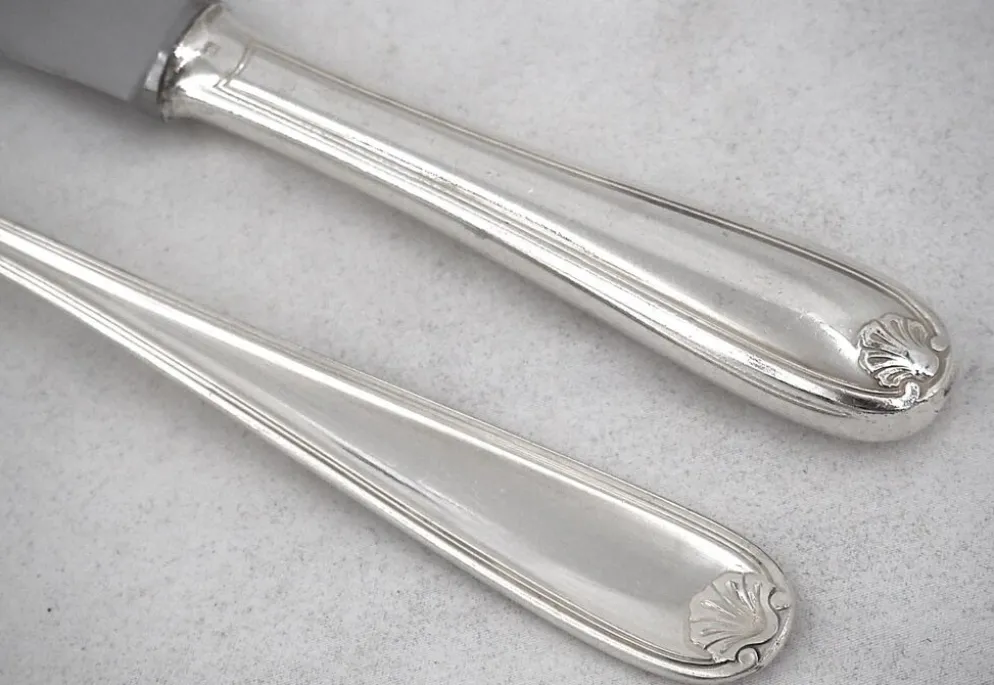Christofle Marot, ménagère 32 pièces pour 8 personnes, couteaux, métal argenté.