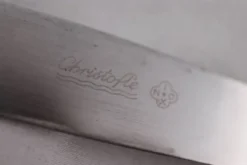 Christofle Marot, ménagère 32 pièces pour 8 personnes, couteaux, métal argenté.