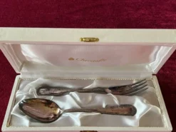 Christofle - Ménagère Christofle perles métal argentéde couverts pour 12 personnes. 172 éléments.