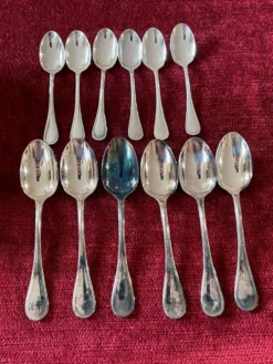 Christofle - Ménagère Christofle perles métal argentéde couverts pour 12 personnes. 172 éléments.