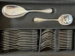 Christofle - Ménagère Christofle perles métal argentéde couverts pour 12 personnes. 172 éléments.