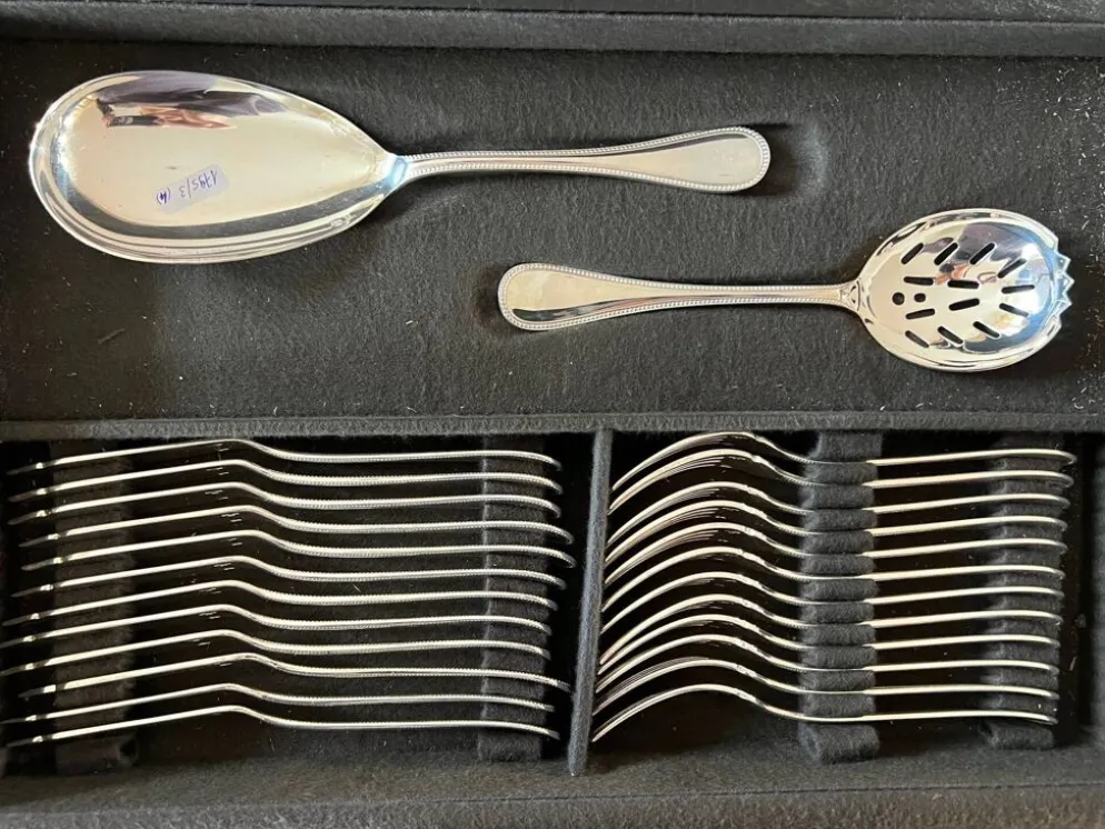 Christofle - Ménagère Christofle perles métal argentéde couverts pour 12 personnes. 172 éléments.