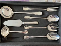 Christofle - Ménagère Christofle perles métal argentéde couverts pour 12 personnes. 172 éléments.