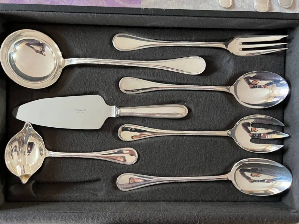 Christofle - Ménagère Christofle perles métal argentéde couverts pour 12 personnes. 172 éléments.
