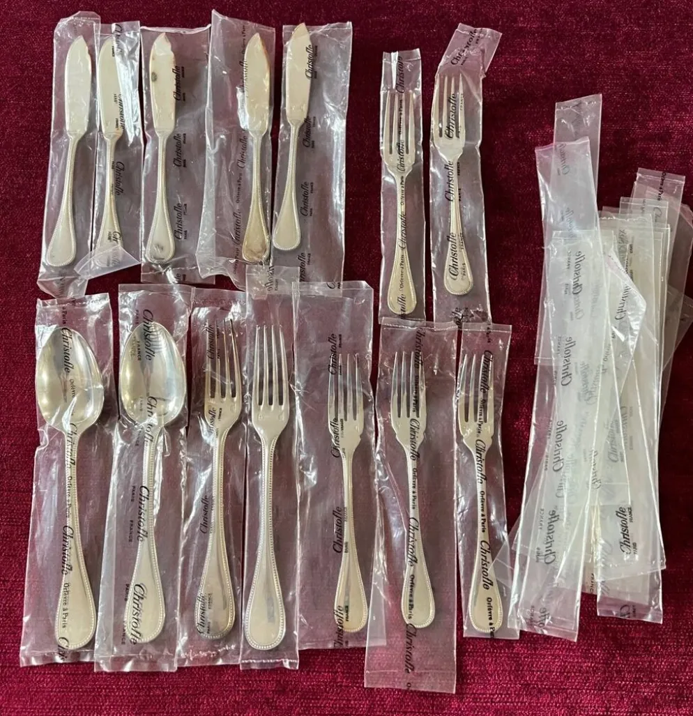 Christofle - Ménagère Christofle perles métal argentéde couverts pour 12 personnes. 172 éléments.