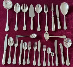 Christofle - Ménagère Christofle perles métal argentéde couverts pour 12 personnes. 172 éléments.