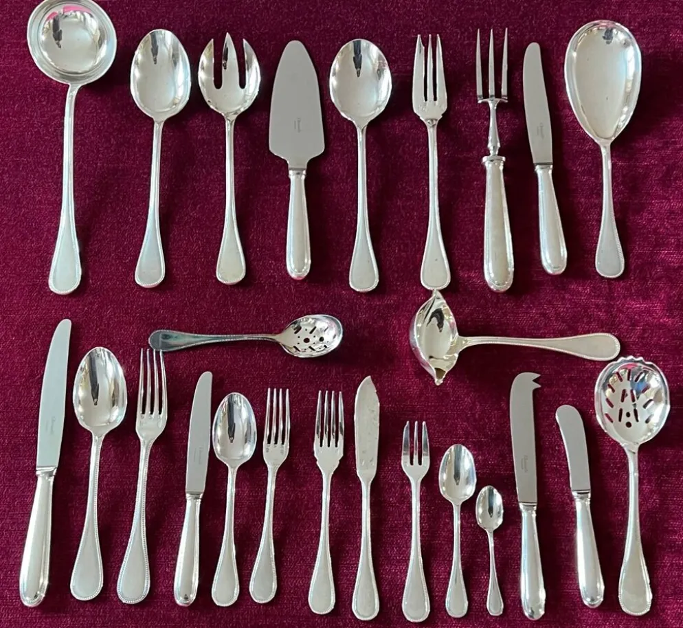 Christofle - Ménagère Christofle perles métal argentéde couverts pour 12 personnes. 172 éléments.