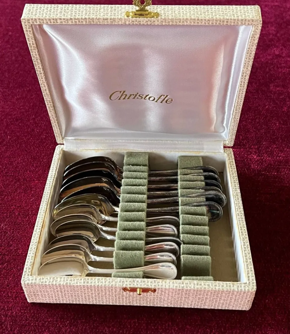 Christofle - Ménagère Christofle perles métal argentéde couverts pour 12 personnes. 172 éléments.