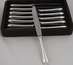 Christofle modèle Baguette, 12 couteaux de table en métal argenté, en parfait état.