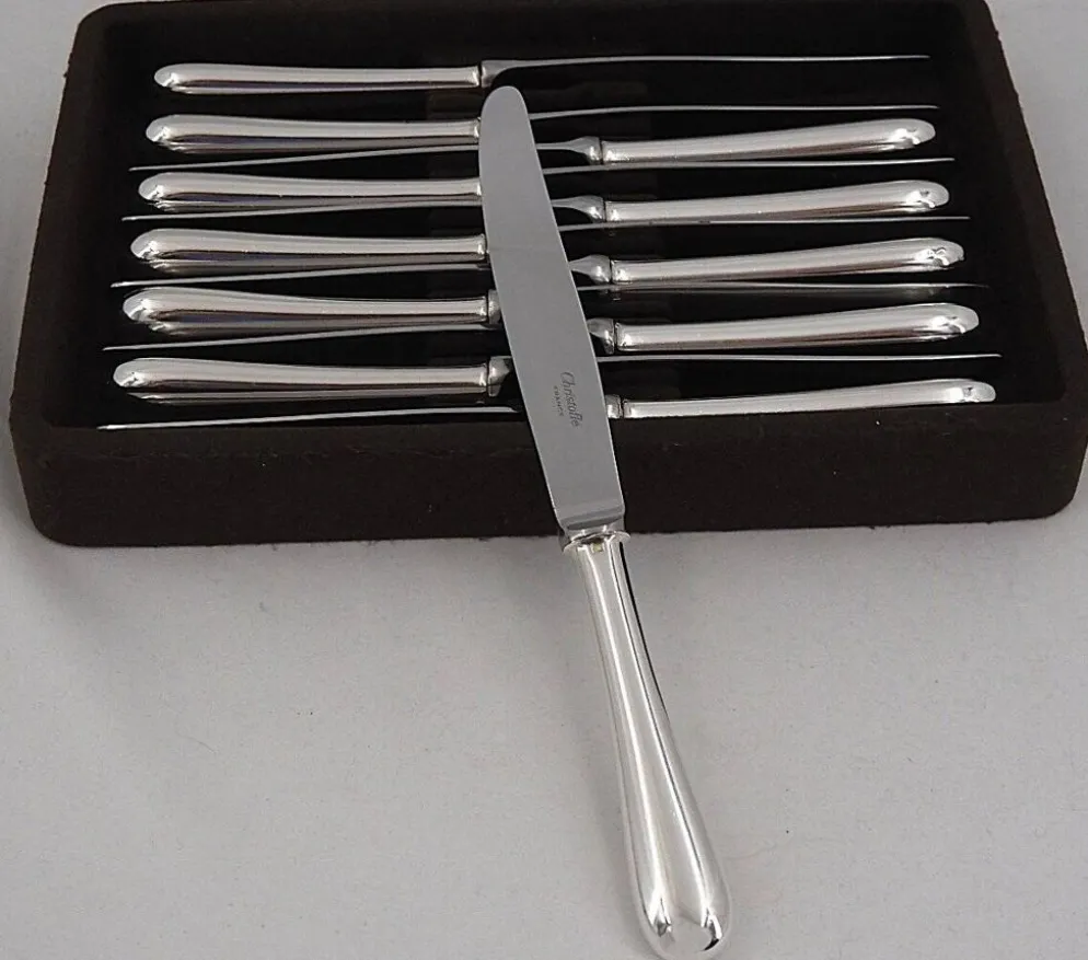 Christofle modèle Baguette, 12 couteaux de table en métal argenté, en parfait état.
