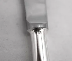 Christofle modèle Baguette, 12 couteaux de table en métal argenté, en parfait état.