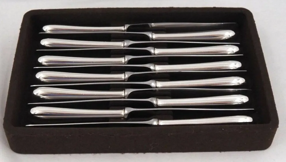 Christofle modèle Baguette, 12 couteaux de table en métal argenté, en parfait état.