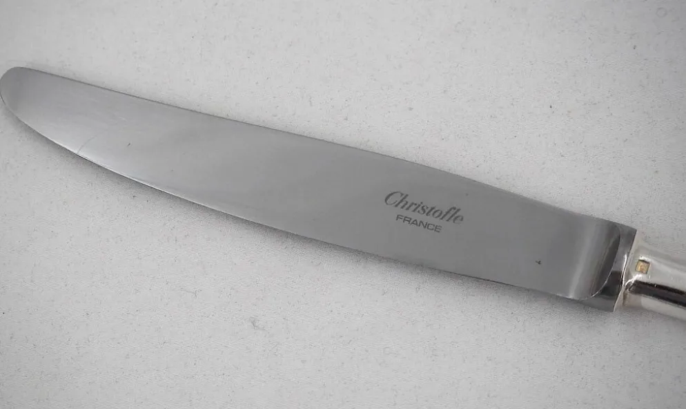 Christofle modèle Baguette, 12 couteaux de table en métal argenté, en parfait état.