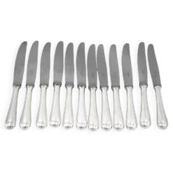 Christofle modèle Baguette, 12 couteaux de table en métal argenté, en parfait état.