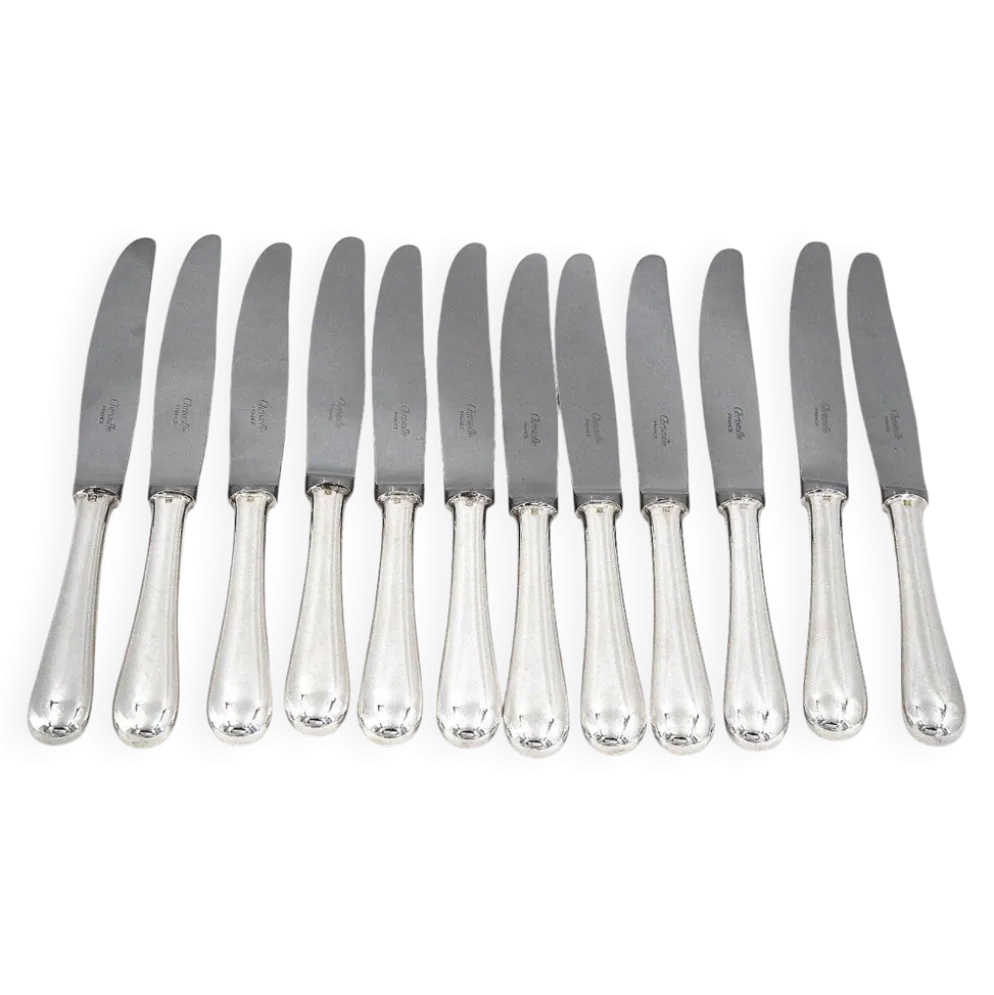 Christofle modèle Baguette, 12 couteaux de table en métal argenté, en parfait état.