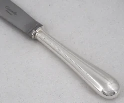 Christofle modèle Baguette, 12 couteaux de table en métal argenté, en parfait état.